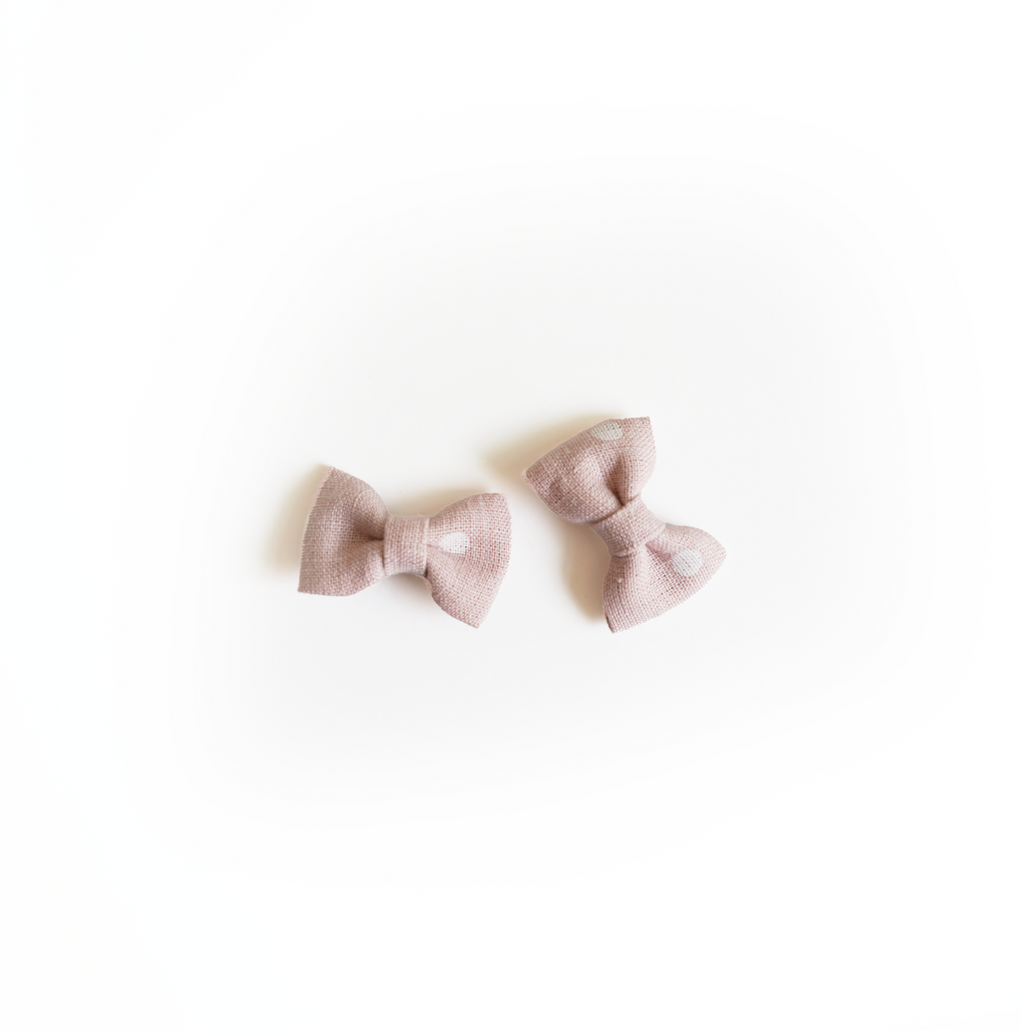Handmade pink bow pins in pure linen fabric, perfect for children's accessories and adding a touch of elegance to any outfit